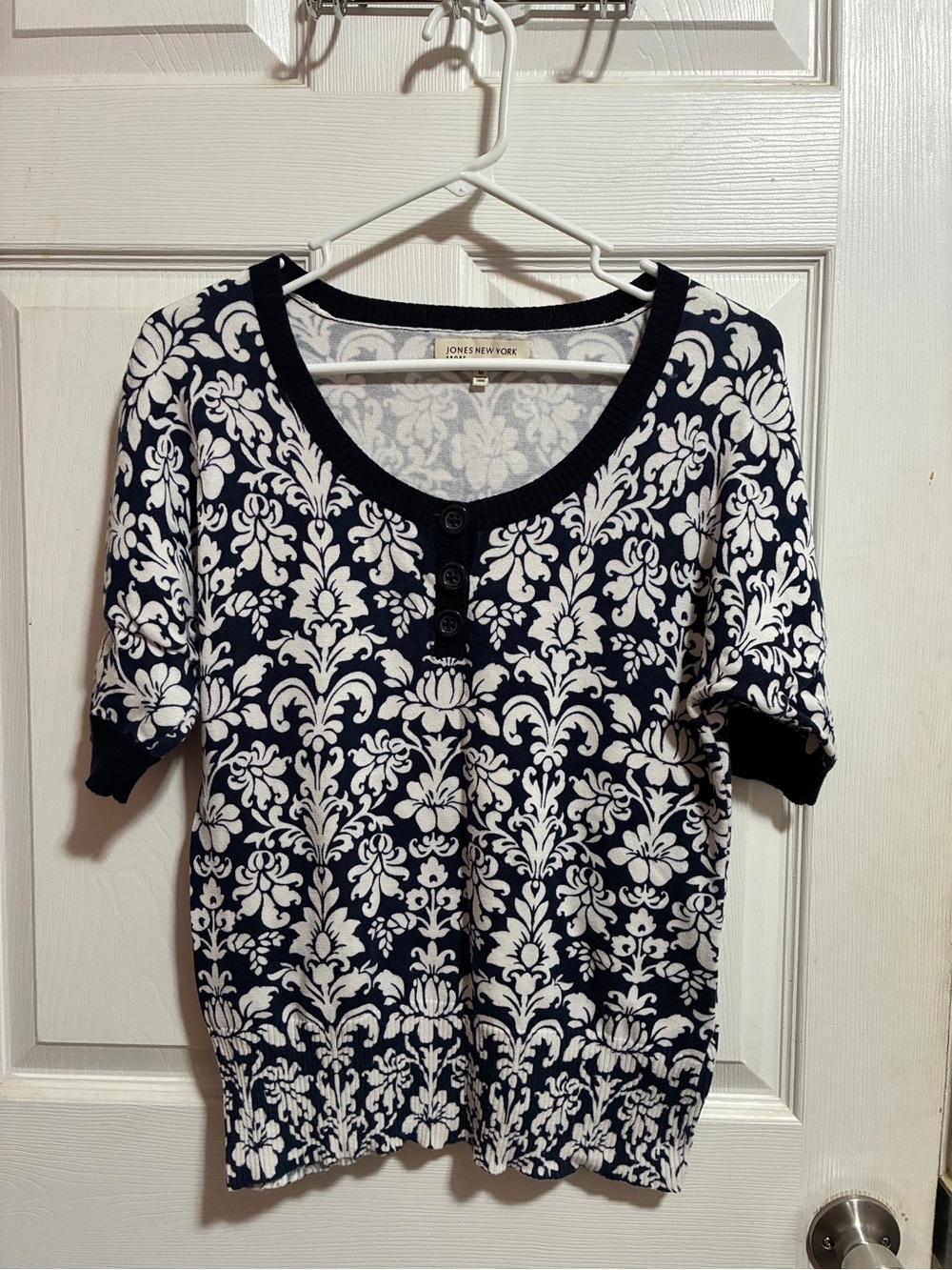 Jones New York Navy and White Floral Damask Short Sleeve Top